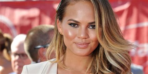 chrissy teigennude|Sonnenbad mit Folgen: Chrissy Teigen komplett nackt auf。